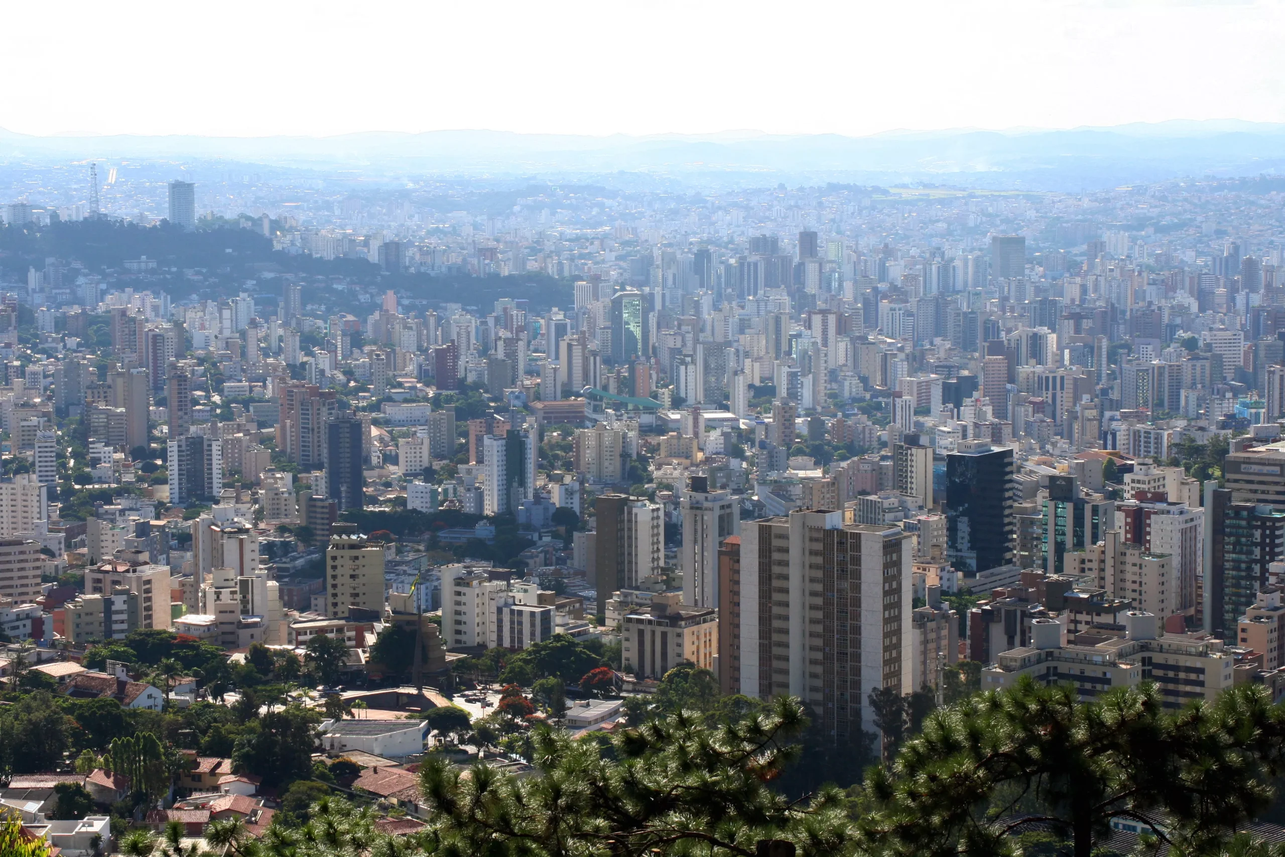 Belo Horizonte com nuvens e sol, previsão de tempo