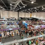 Pessoas explorando estandes de livros na Bienal do Livro Bahia 2026, Salvador