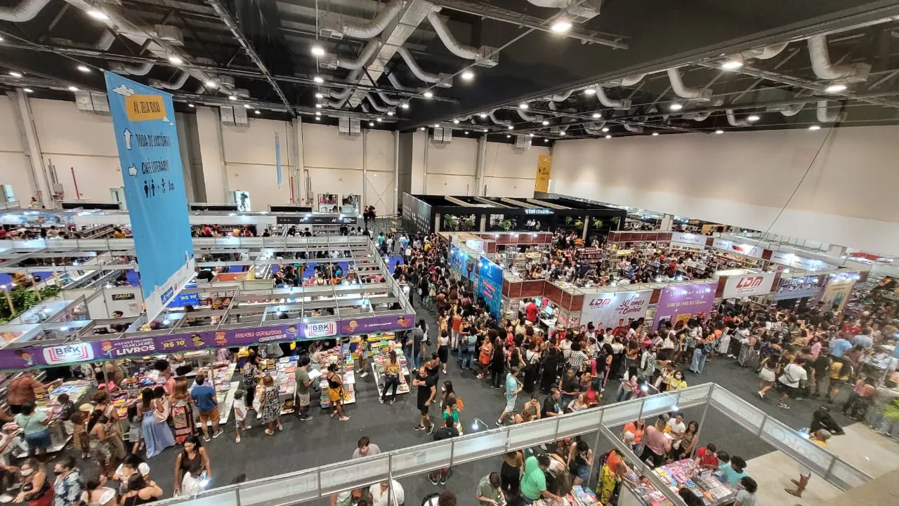 Pessoas explorando estandes de livros na Bienal do Livro Bahia 2026, Salvador