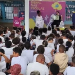 Crianças felizes lendo livros na escola com o programa Bienal nas Escolas