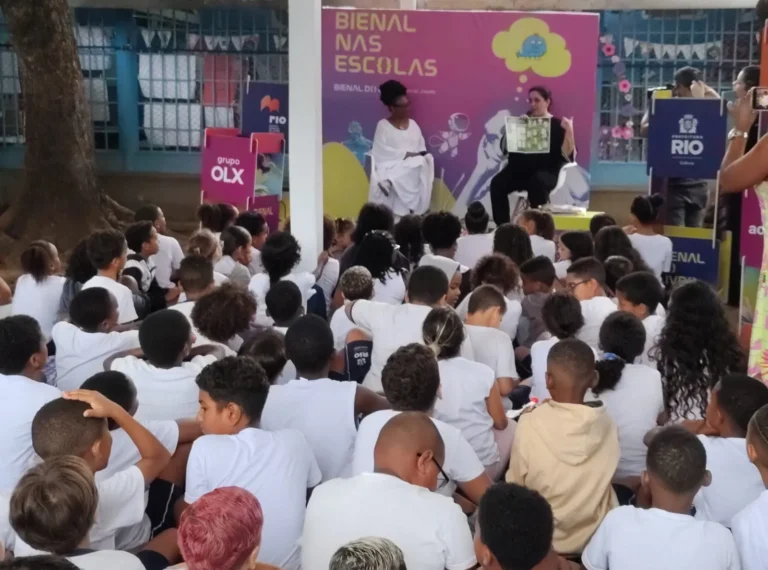 Crianças felizes lendo livros na escola com o programa Bienal nas Escolas