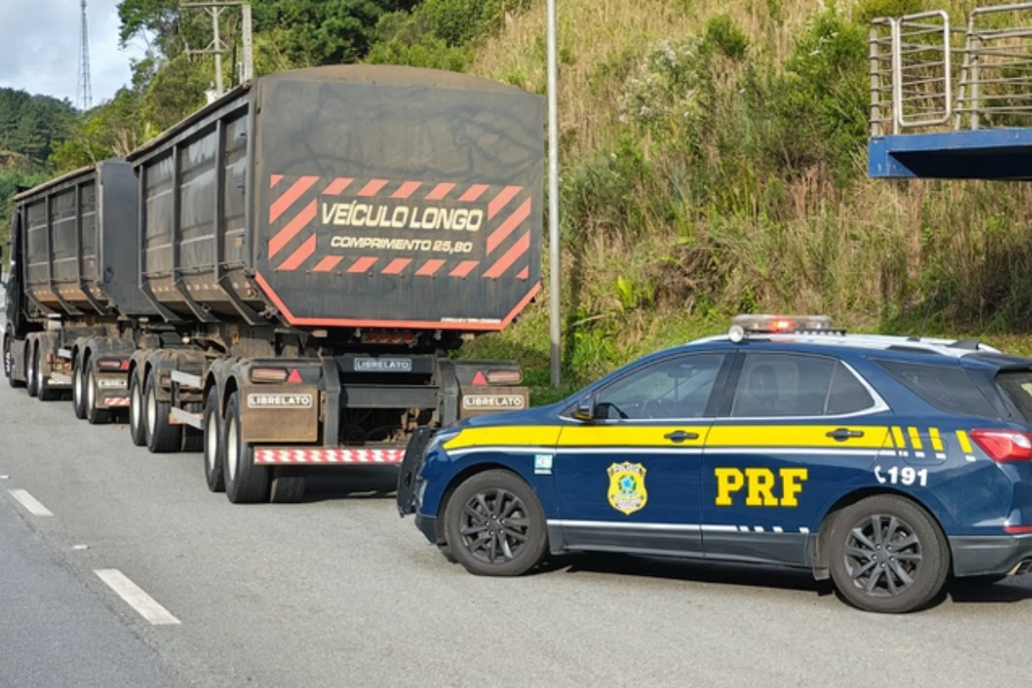 Bitrem apreendido, excesso de peso, placa irregular, BR-376, Paraná, fiscalização PRF, caminhão com soja