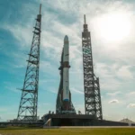 Foguete New Glenn pousando em plataforma flutuante