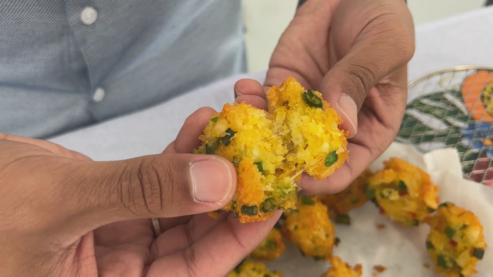 Bolinho de milho frito, petisco caseiro, receita fácil