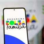 Família feliz checando datas do Bolsa Família 2026 no celular