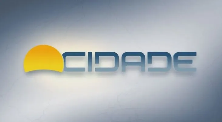 Apresentadores no estúdio do Bom Dia Cidade Piracicaba com notícias de Piracicaba nas telas