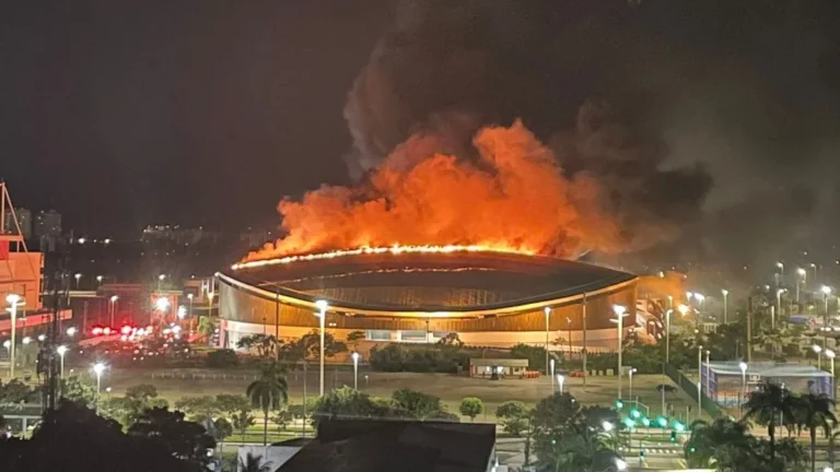 Bombeiros apagando fogo em telhado de velódromo no Parque Olímpico Rio de Janeiro