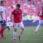 Rafael Borré, jogador do Inter, em campo com a camisa colorada