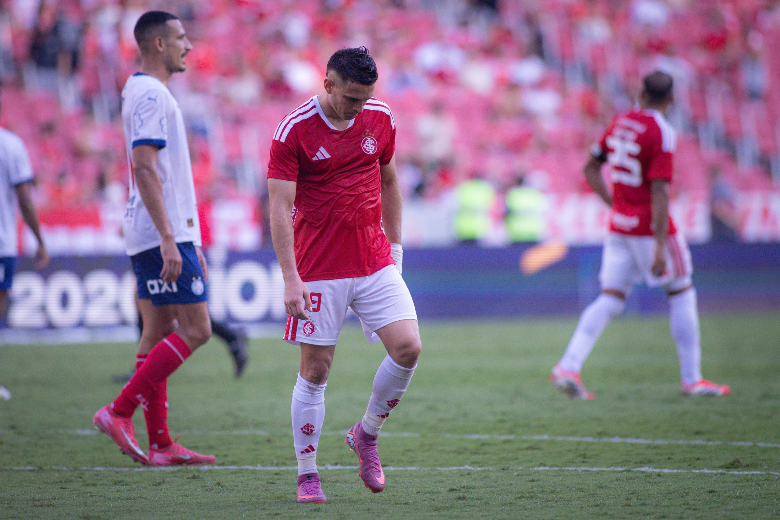 Rafael Borré, jogador do Inter, em campo com a camisa colorada