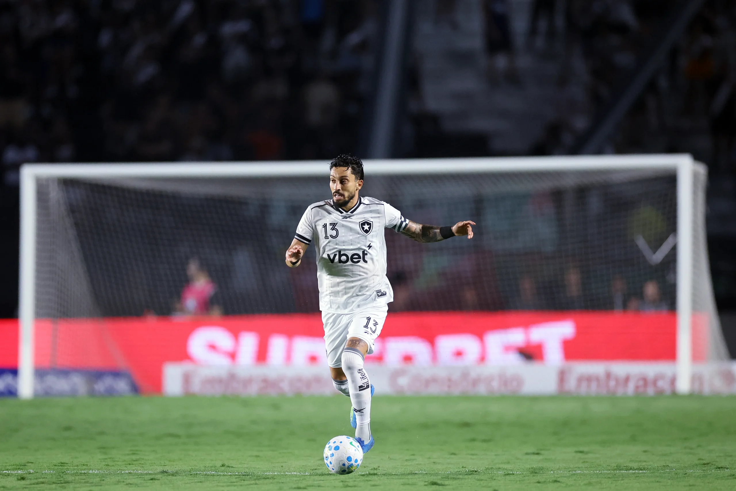 Jogador do Botafogo em ação durante jogo da Sul-Americana