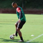 Jogador do Botafogo-SP com médico em consulta após lesão, preparando-se para cirurgia e recuperação.