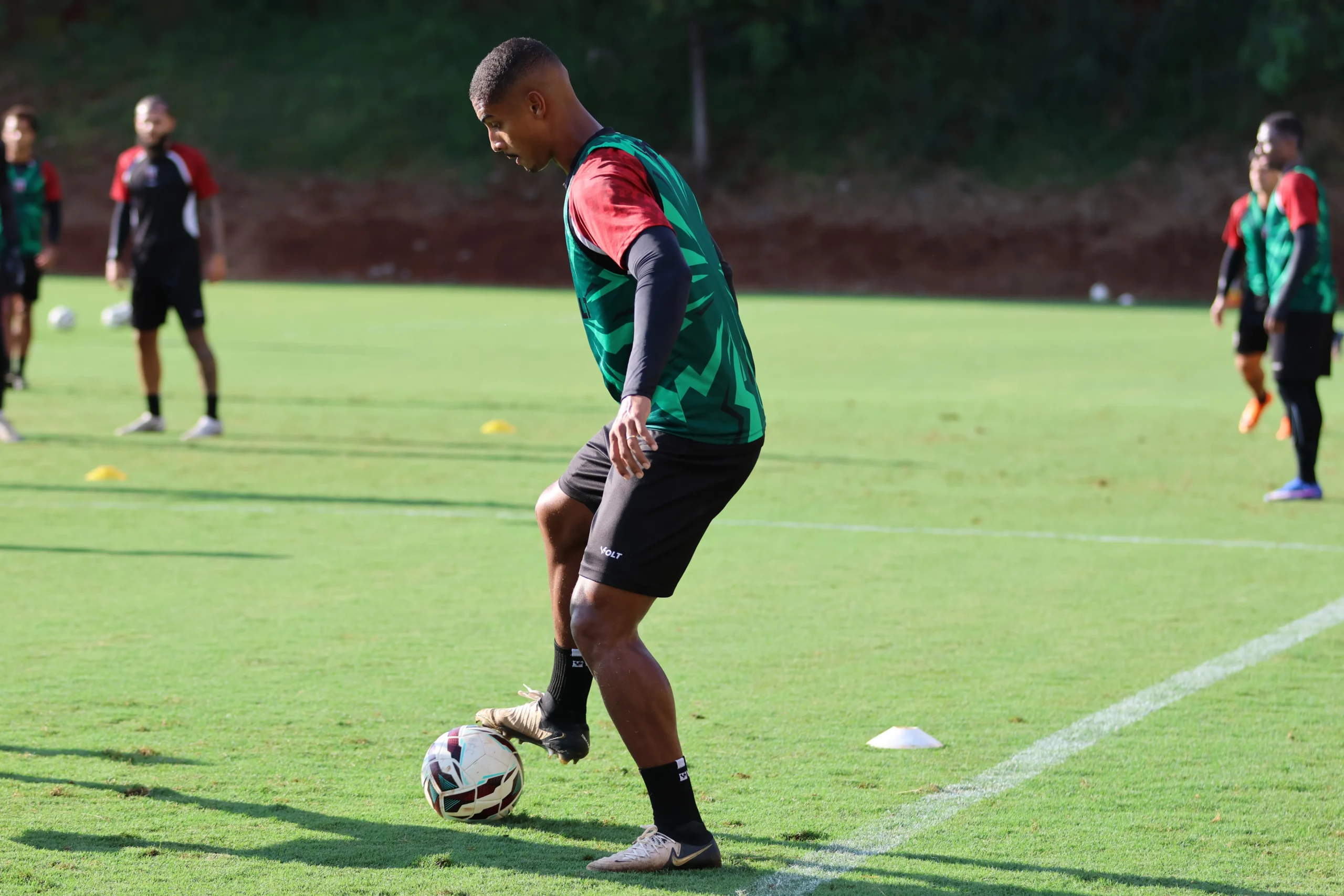 Jogador do Botafogo-SP com médico em consulta após lesão, preparando-se para cirurgia e recuperação.