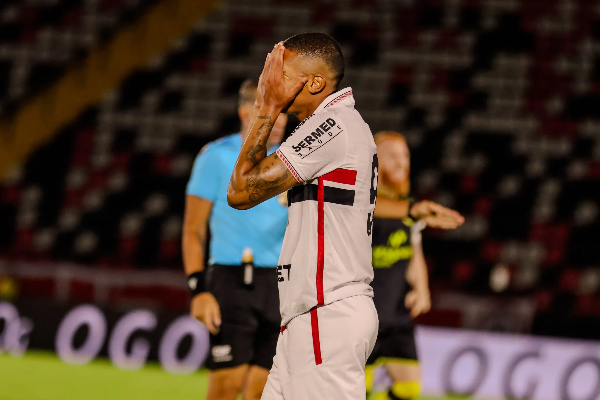 Botafogo-SP treino, preparação Atlético-GO, jogadores em campo, Série B