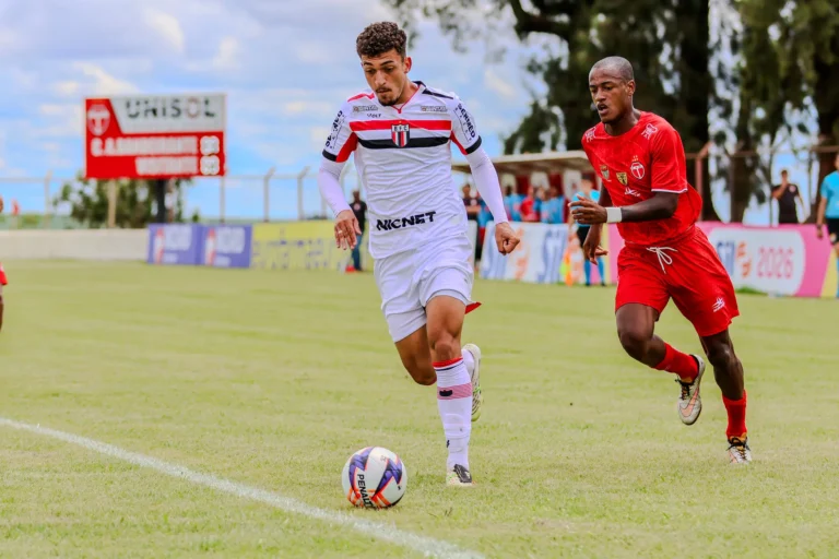 Dois jogadores, Henrique Teles e Felipe Penha, do Botafogo-SP, comemoram a renovação de contrato.