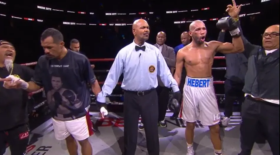 Hebert Conceição vitorioso após luta de boxe contra Johan Gonzales