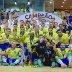Jogadores do Brasil comemorando vitória na Liga Evolução de Futsal
