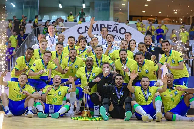 Jogadores do Brasil comemorando vitória na Liga Evolução de Futsal