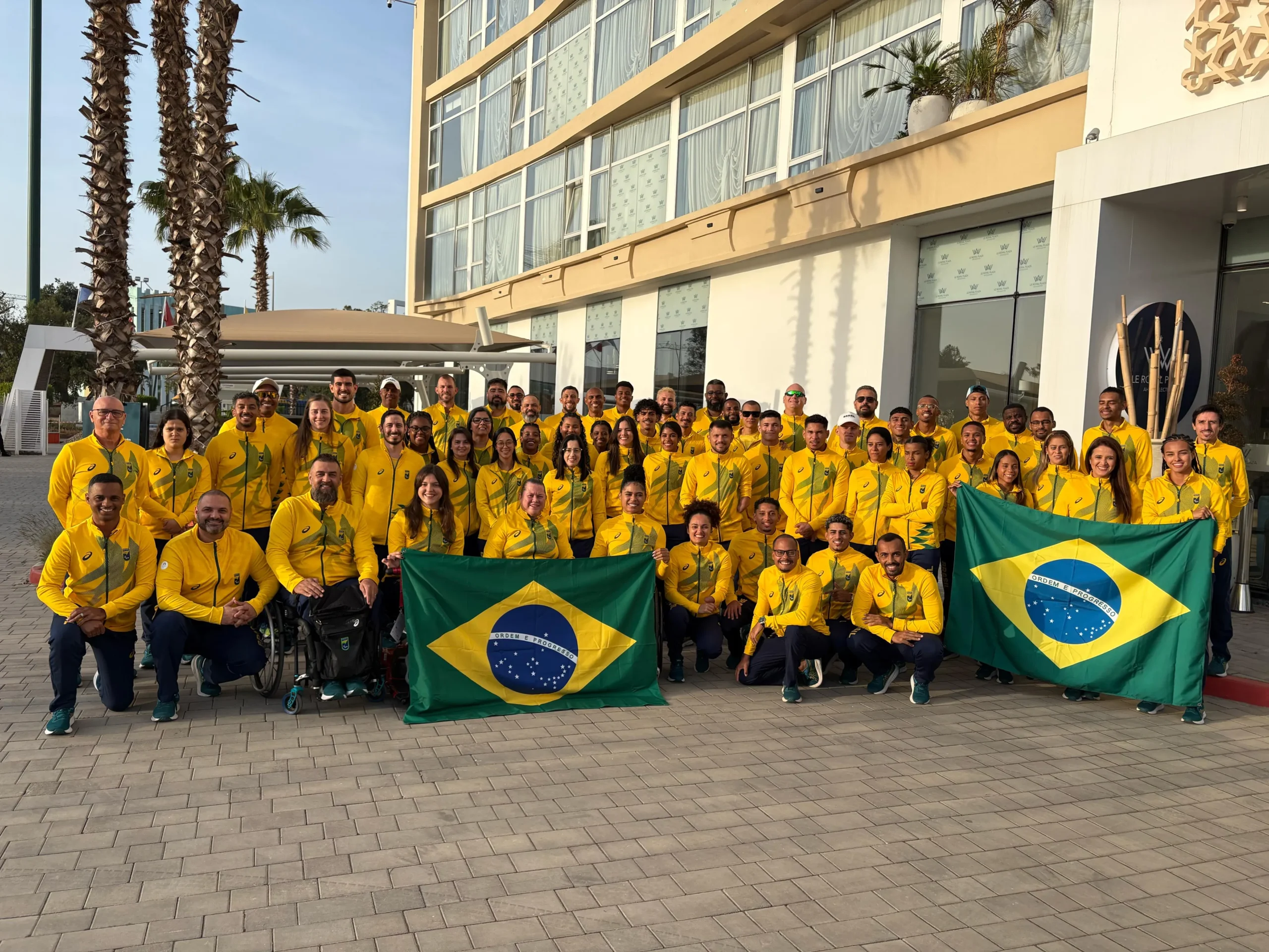 Wanna Brito e Giovanna Boscolo, atletas paralímpicas brasileiras, comemoram ouro e prata no arremesso de peso no Marrocos