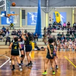 Atletas do Ifac e Colégio Acreano em quadra durante o Brasileiro de Basquete Escolar Sub-18
