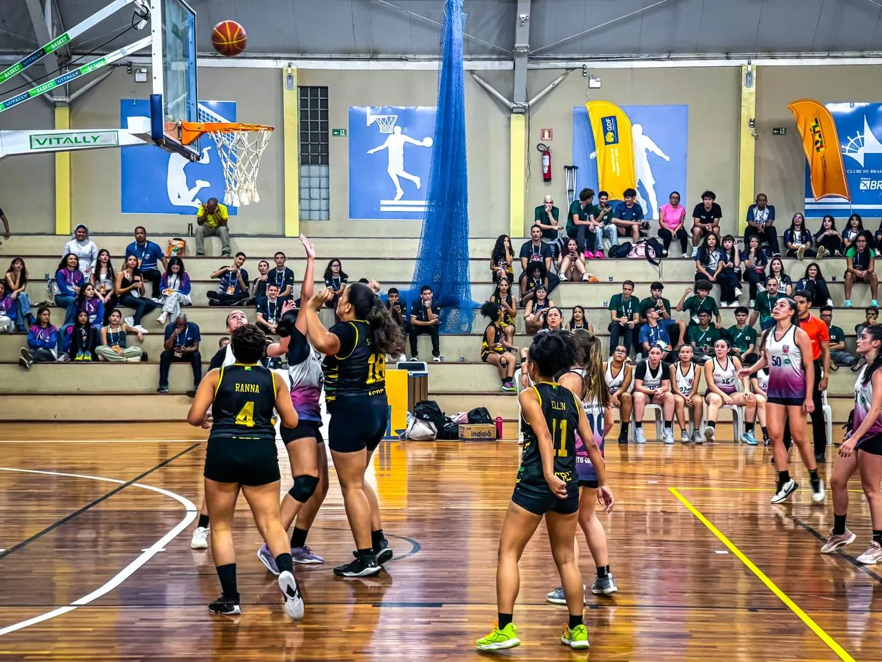 Atletas do Ifac e Colégio Acreano em quadra durante o Brasileiro de Basquete Escolar Sub-18