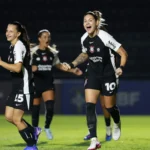 Partida de futebol feminino do Brasileirão com jogadoras em destaque