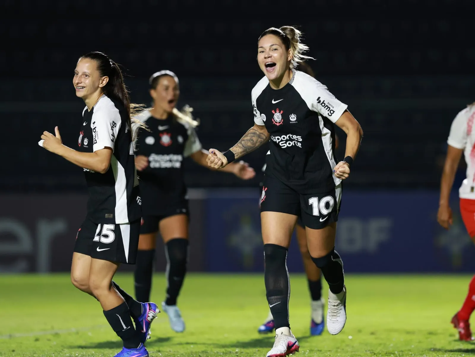 Partida de futebol feminino do Brasileirão com jogadoras em destaque