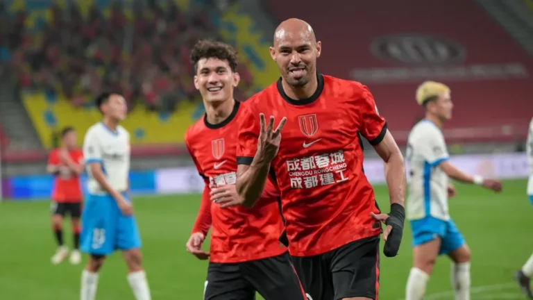 Felipe Silva comemora hat-trick e aniversário em jogo do Chengdu Rongcheng