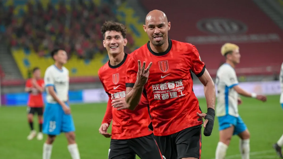 Felipe Silva comemora hat-trick e aniversário em jogo do Chengdu Rongcheng