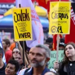 Homem trabalhando em escritório com gráficos de produtividade