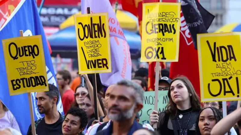 Homem trabalhando em escritório com gráficos de produtividade