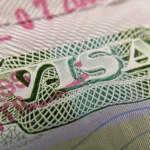 Torcedores brasileiros com passaportes e ingressos para a Copa do Mundo 2026 nos EUA