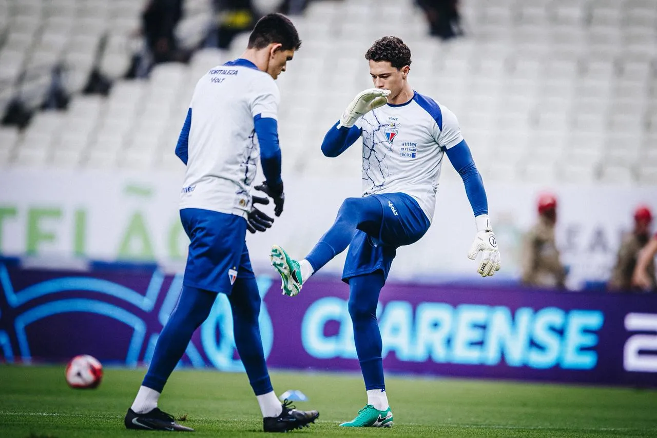 Goleiro do Fortaleza defendendo, disputa no gol