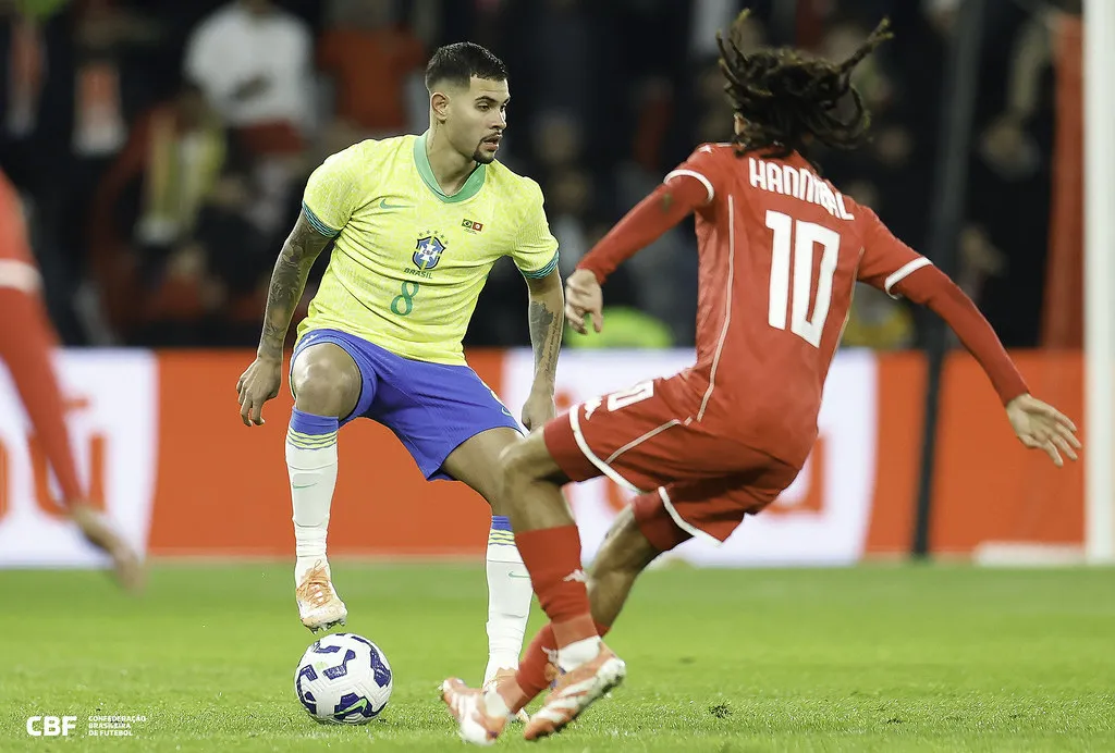 Bruno Guimarães jogando pelo Newcastle, retorno de lesão, camisa 39