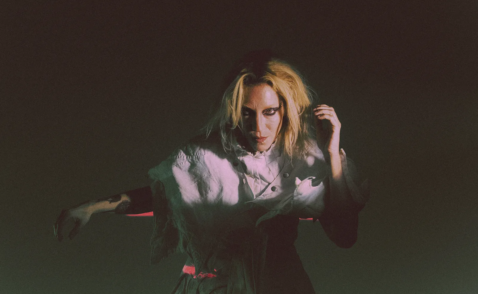 Buhr, artista não-binária, em destaque com o álbum "Feixe de fogo"