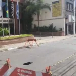 Buraco grande e profundo na Rua Barão de Jaguara, Campinas, com interdição e desvio de tráfego.
