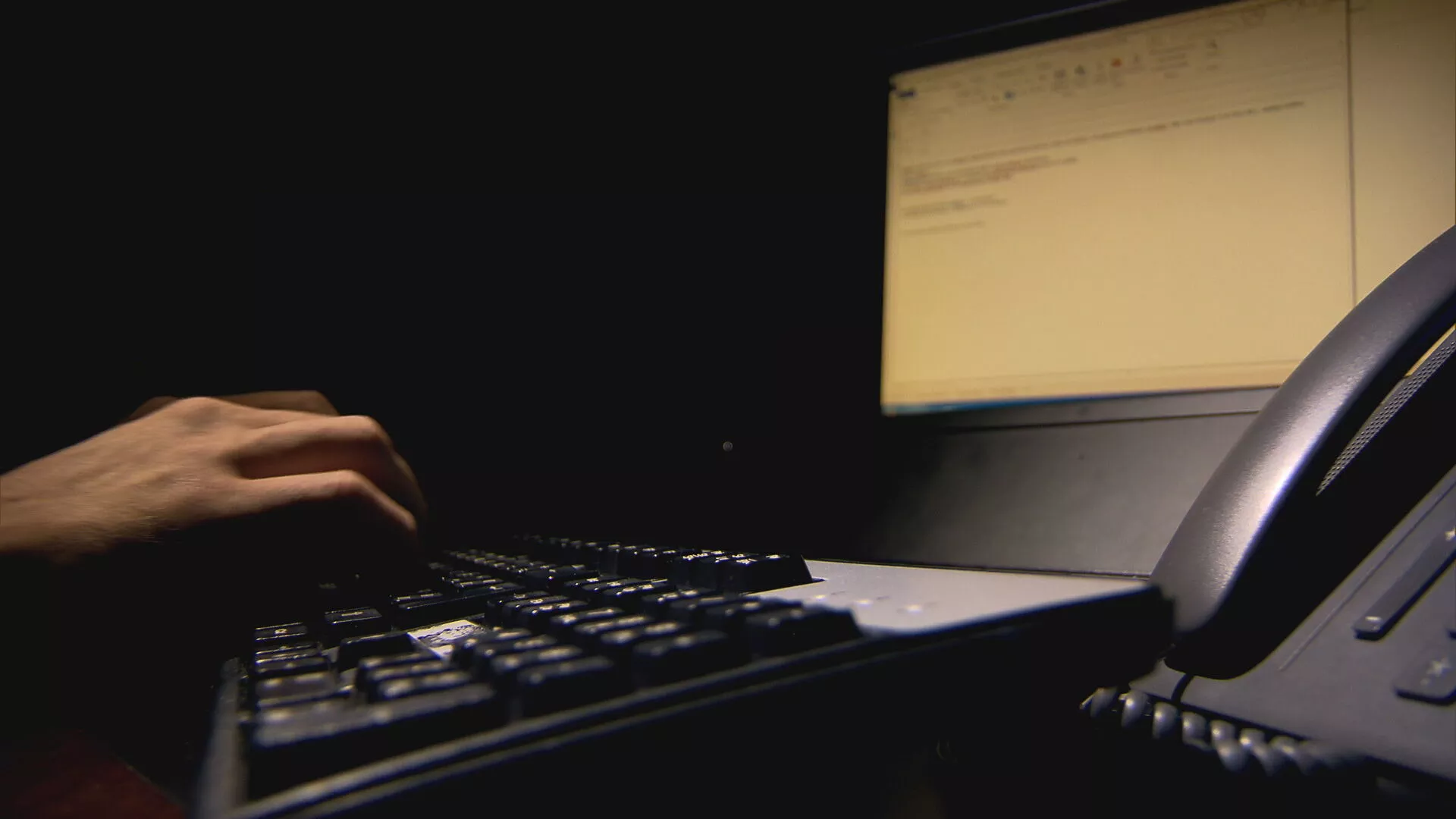 Mulher pesquisando antecedentes criminais online para segurança em namoro