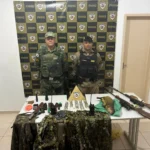 Paca abatida, rifle calibre 22 com silenciador, munições e facas apreendidos pela polícia em operação contra caça ilegal em Buritizeiro.
