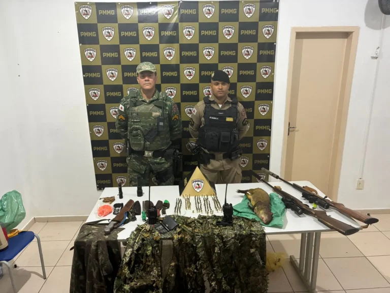 Paca abatida, rifle calibre 22 com silenciador, munições e facas apreendidos pela polícia em operação contra caça ilegal em Buritizeiro.
