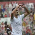 Cadorini, jogador da Portuguesa, comemorando um gol, Série D do Campeonato Brasileiro.