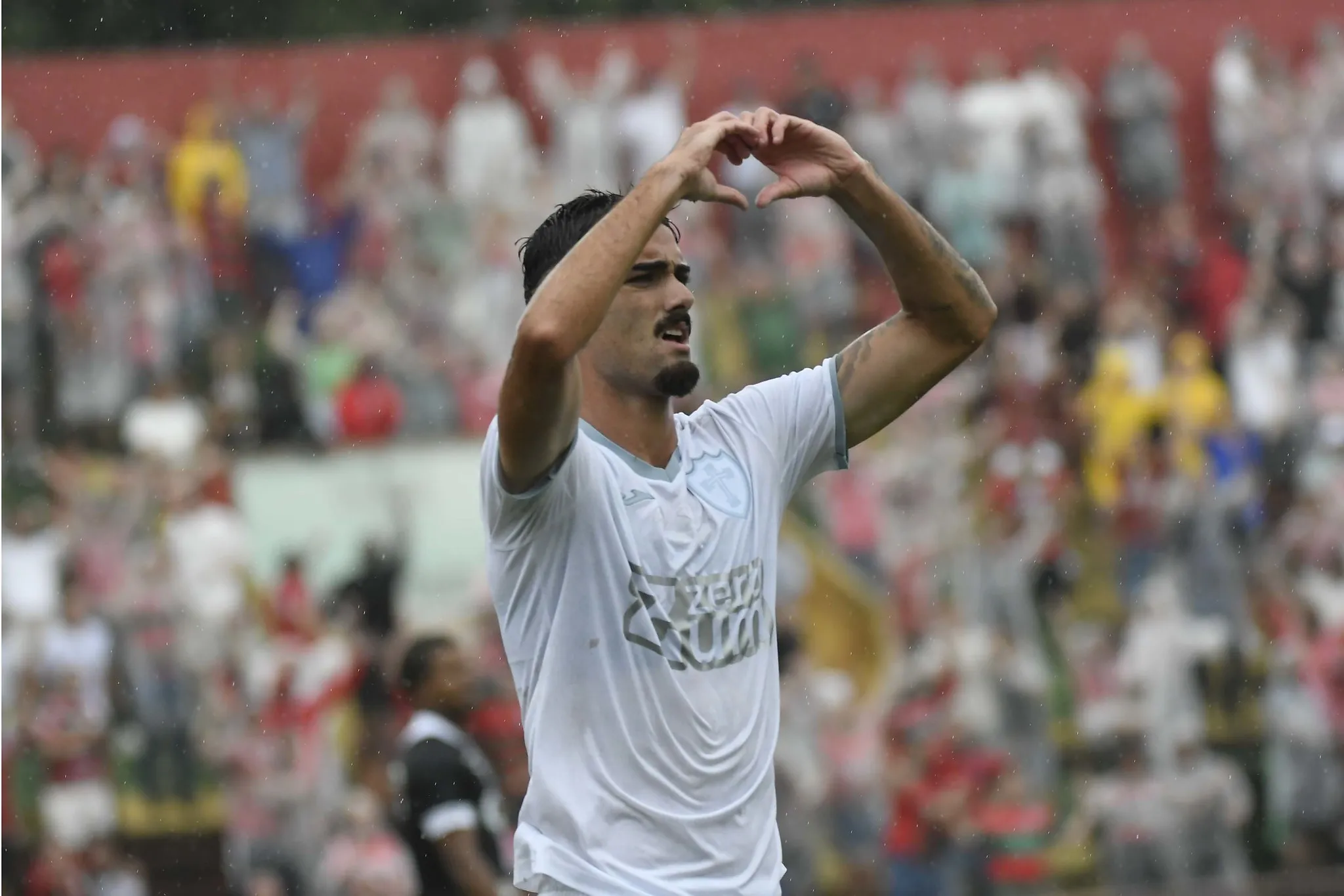 Cadorini, jogador da Portuguesa, comemorando um gol, Série D do Campeonato Brasileiro.