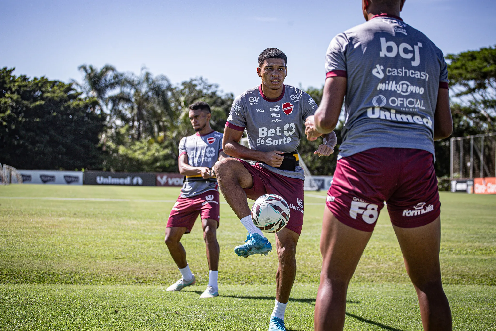 Caio Marcelo, zagueiro do Vila Nova, em campo