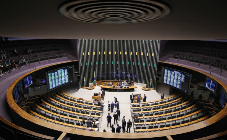 Sessão da Câmara dos Deputados votando PEC de assistência social
