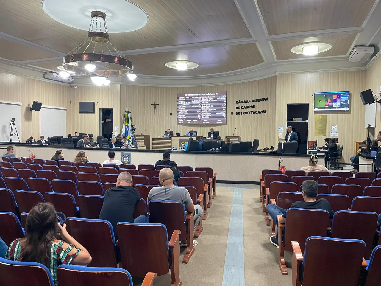 Vereadores em sessão na Câmara de Campos dos Goytacazes, representando a nova liderança do governo local.