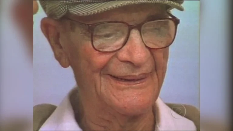 Retrato de Chico Xavier, médium brasileiro, com foco no feriado aprovado em Uberaba.