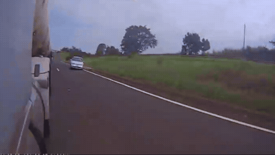 Acidente grave com capotamento na Raposo Tavares em Maracaí