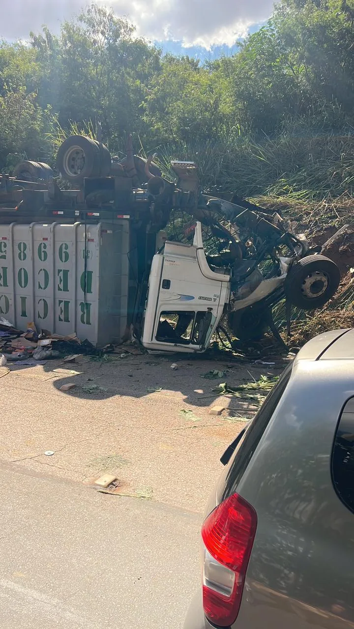 Acidente com caminhão em BH: veículo de carga caído de viaduto no Anel Rodoviário sobre a Avenida Amazonas, com bombeiros e polícia.