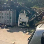 Acidente de caminhão no Anel Rodoviário de BH, veículo caído na Avenida Amazonas, resgate de vítimas