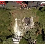 Caminhão tombado em ribanceira na Rodovia dos Bandeirantes com equipes de resgate