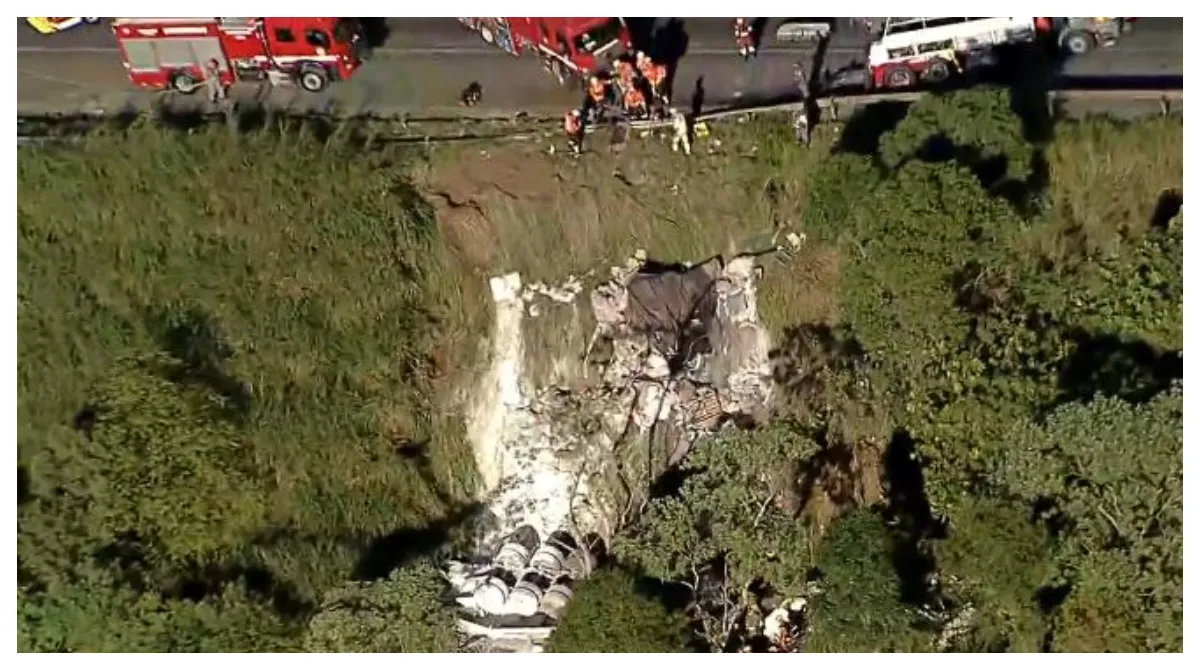 Caminhão tombado em ribanceira na Rodovia dos Bandeirantes com equipes de resgate