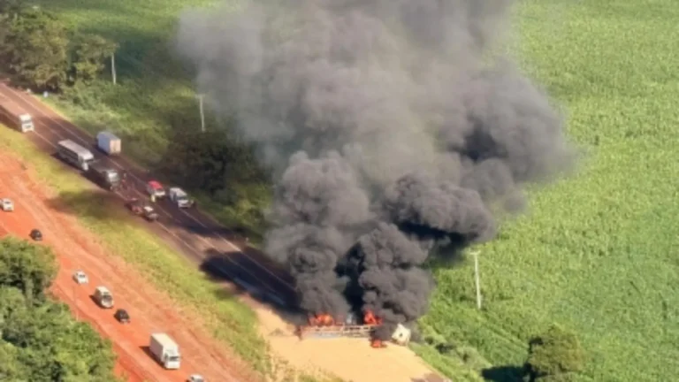 Acidente grave na BR-277 com caminhão pegando fogo e resgate aéreo